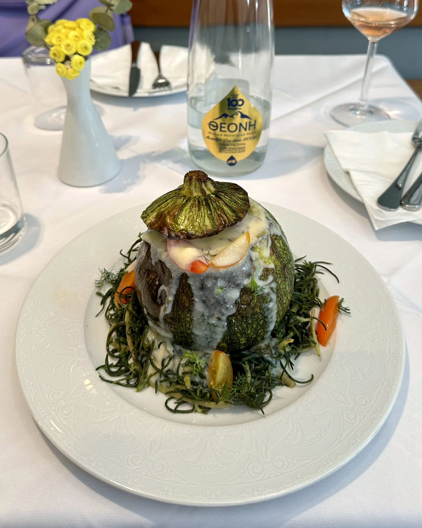 Signature-Gericht The Wild Fish & The Bell Nest bei Cookaki — Ägäis-Fischfilet mit Trahanás auf wildem Grün, Koukáki, Athen